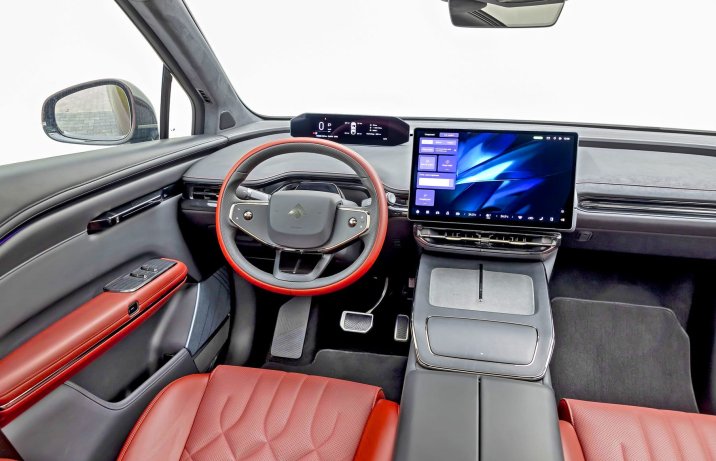 GAC Hyptec HT Elite – deska rozdzielcza