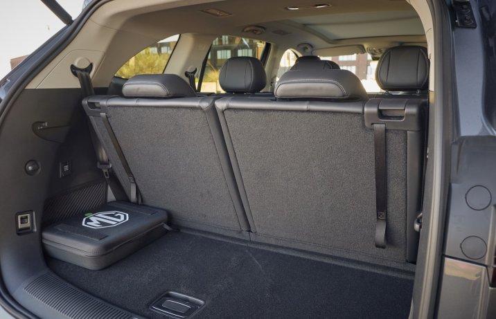 Bagażnik MG S9 PHEV przy rozłożonym trzecim rzędzie