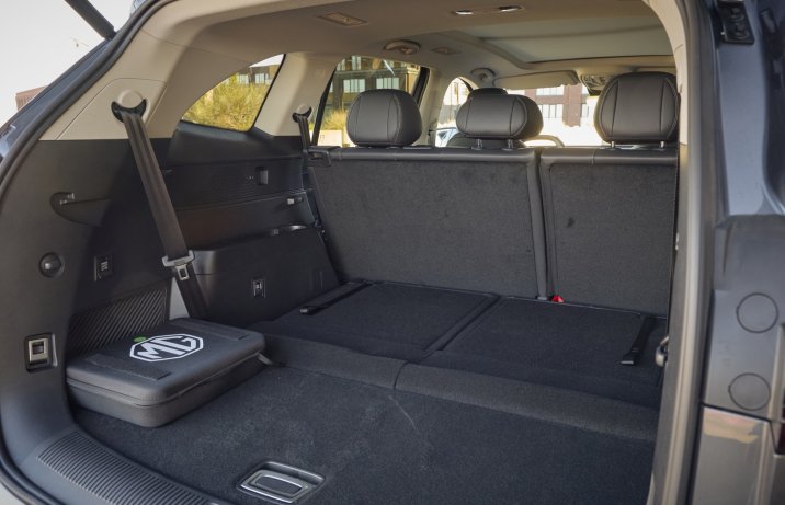 Bagażnik MG S9 PHEV po złożeniu trzeciego rzędu