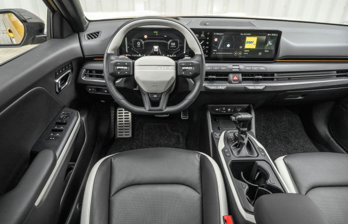 Kia K4 - kokpit