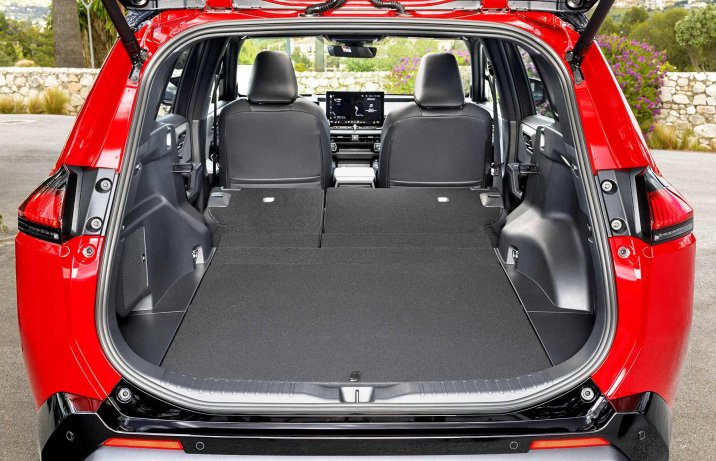 Nowa Toyota RAV4 2026 – wnętrze, bagażnik ze złożonymi oparciami kanapy