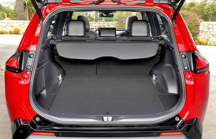 Nowa Toyota RAV4 2026 – wnętrze, bagażnik