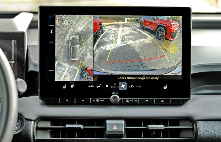 Nowa Toyota RAV4 2026 – wnętrze, ekran z widokiem z kamer 360 st.