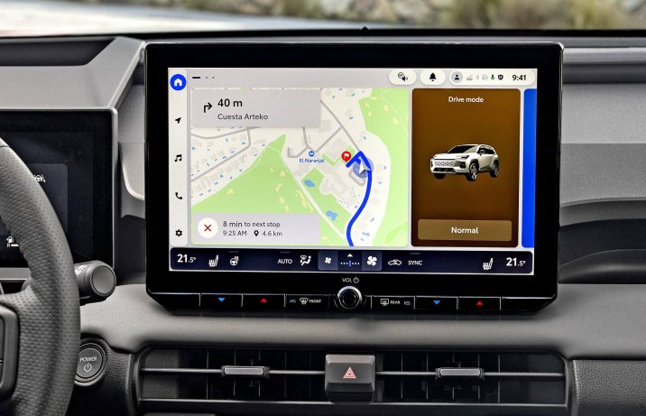 Nowa Toyota RAV4 2026 – wnętrze, ekran z widokiem nawigacji