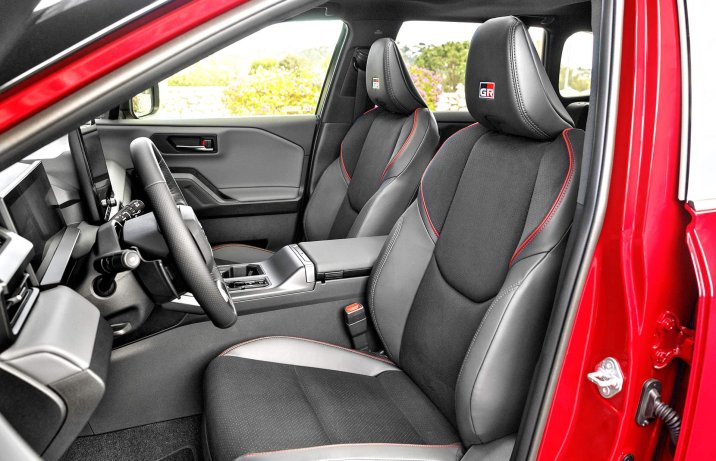 Nowa Toyota RAV4 2026 – wnętrze, fotele