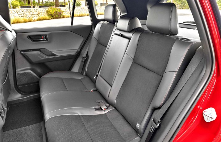 Nowa Toyota RAV4 2026 – wnętrze, kanapa