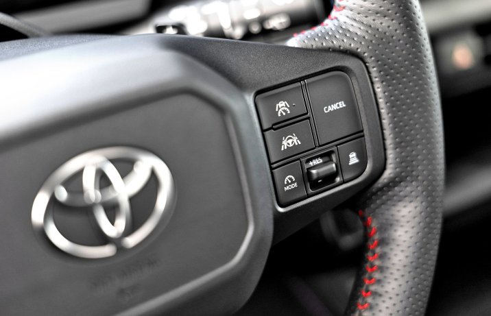 Nowa Toyota RAV4 2026 – wnętrze, przyciski na kierownicy
