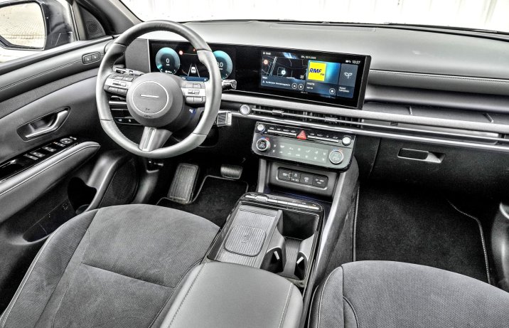 Hyundai Tucson 1.6 T-GDI HEV 6AT 2WD (2026) – test – kokpit
