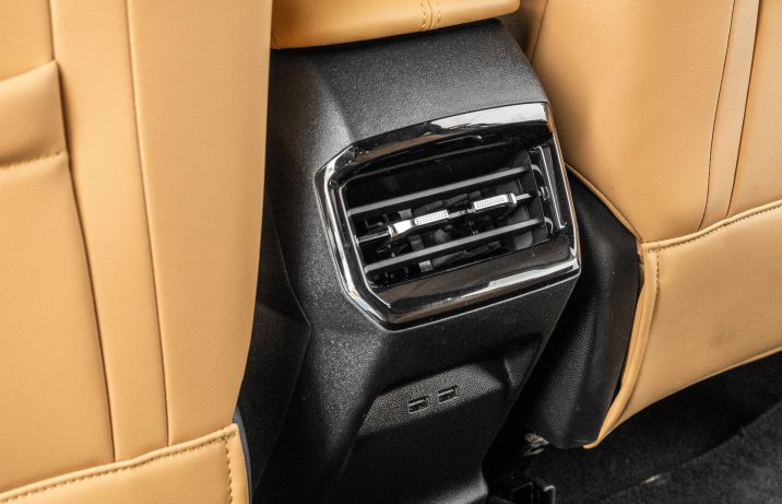 MG HS - tył konsoli