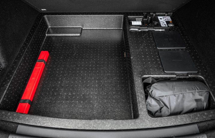 MG HS - schowek pod bagażnikiem