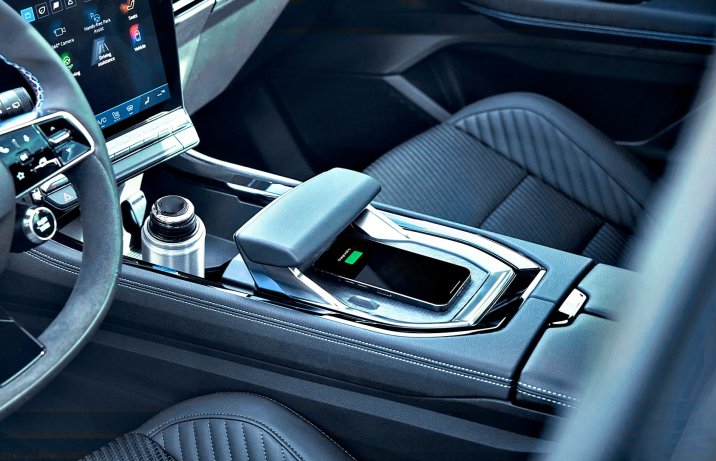 Renault Austral – wnętrze, ładowarka indukcyjna