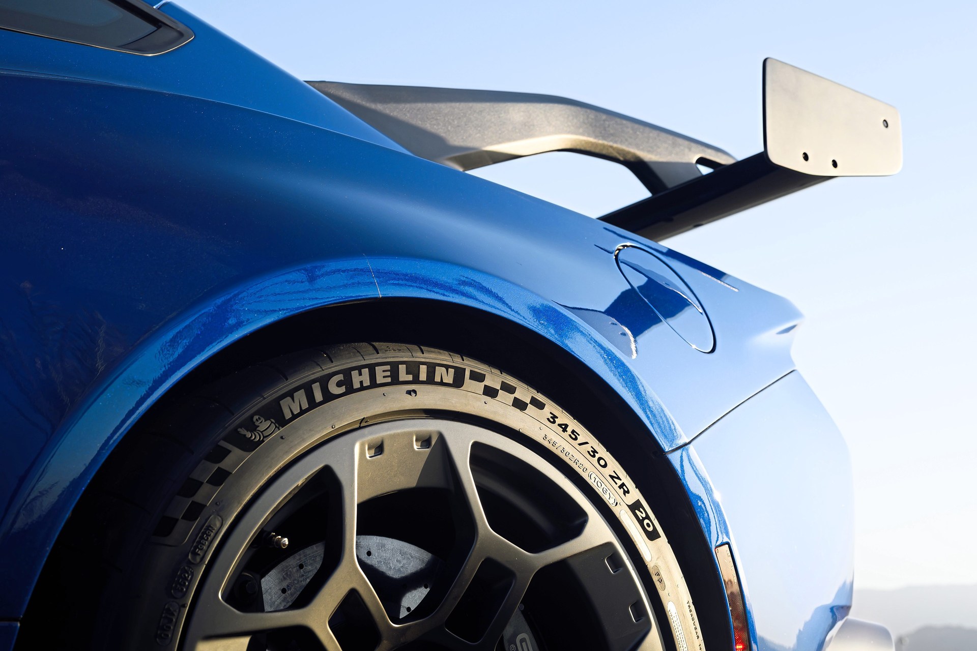 ford-mustang-gtd-tyl-skrzydlo-detal-opona-michelin