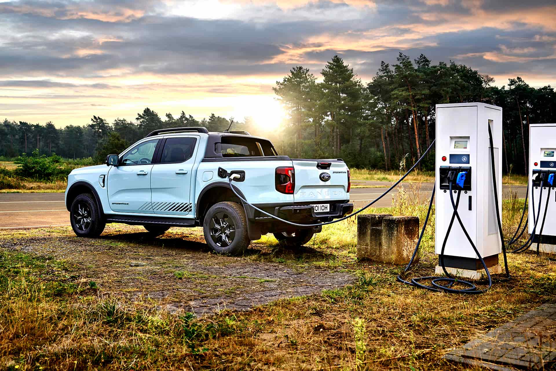 Ford-Ranger-PHEV-ladowanie