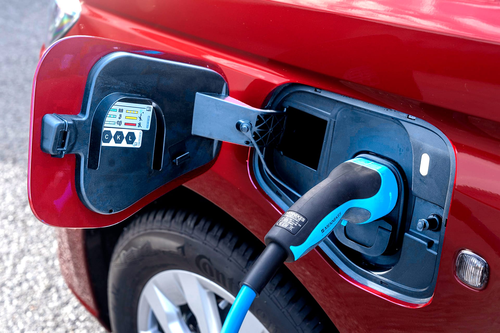 Ford-Transit-Connect-PHEV-gniazdo-ladowania