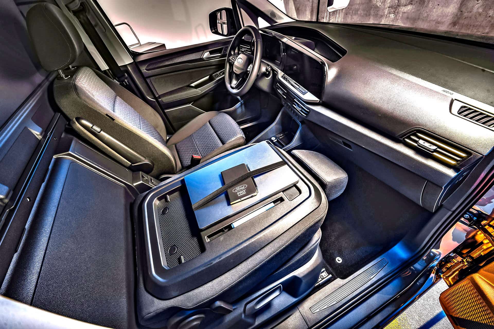 Ford-Transit-Connect-kabina-fotel-blat