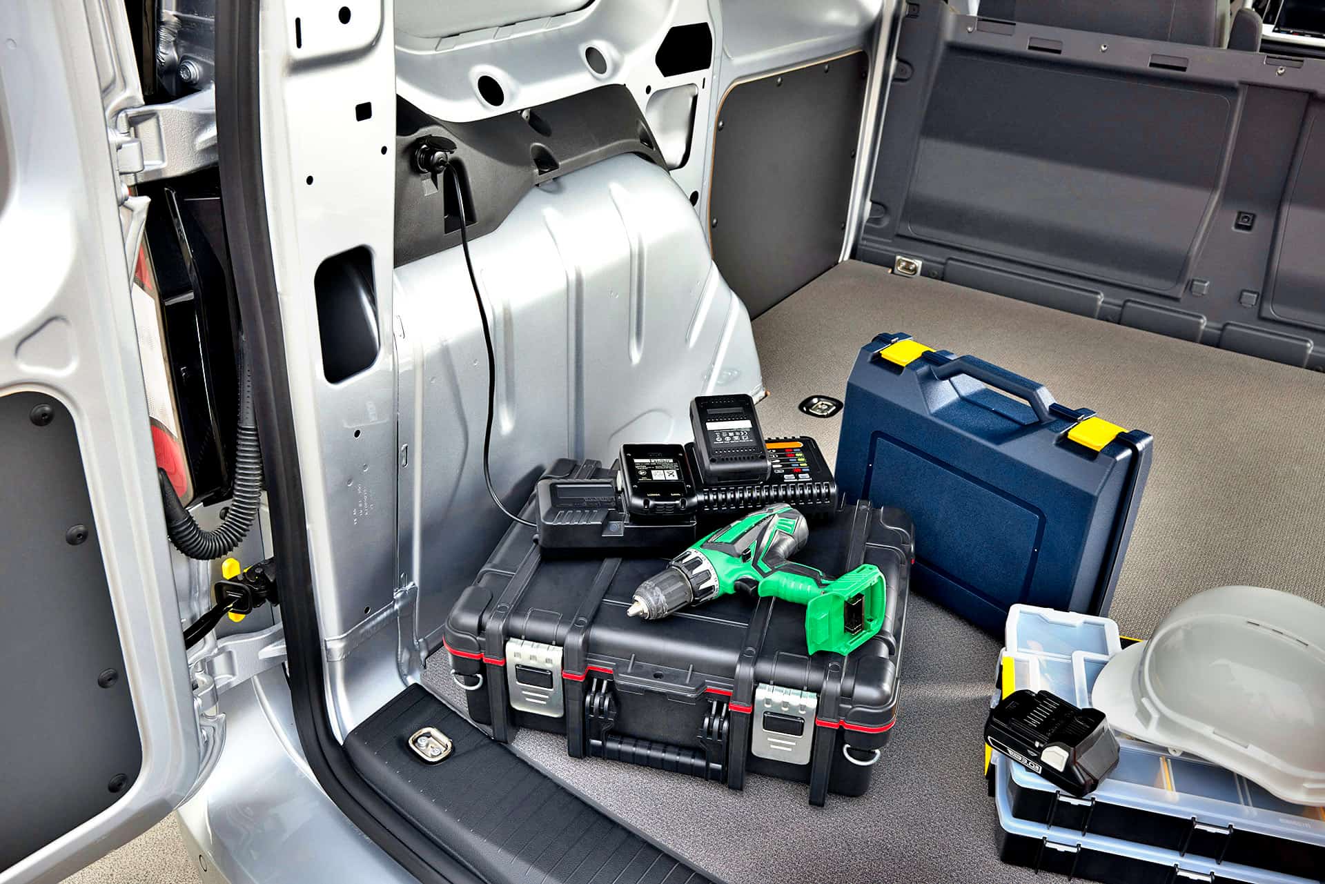 Ford-Transit-Connect-PHEV-gniazdo-w-przestrzeni-ladunkowej