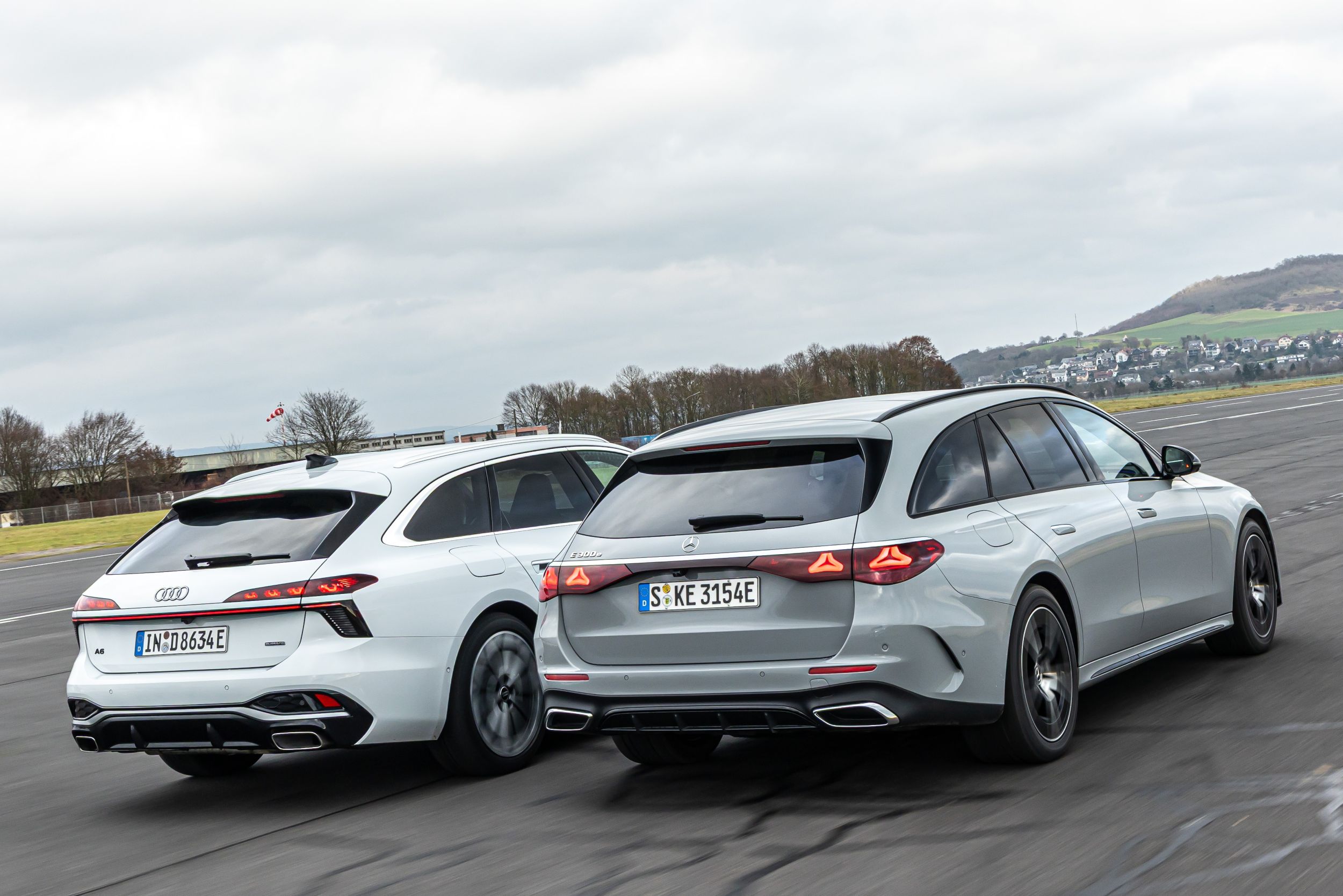 Audi A6 Avant, Mercedes E Kombi - tyly