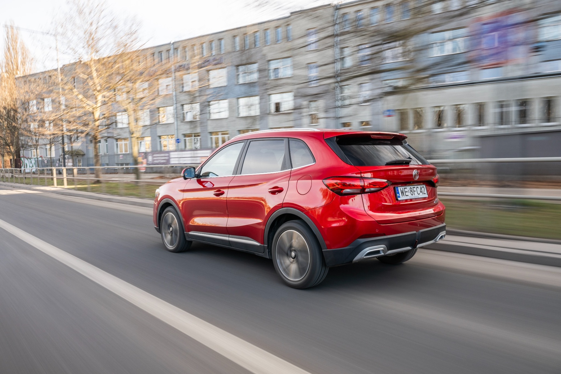 mg-zs-hybrid-plus-czerwony-suv-dynamika-1920