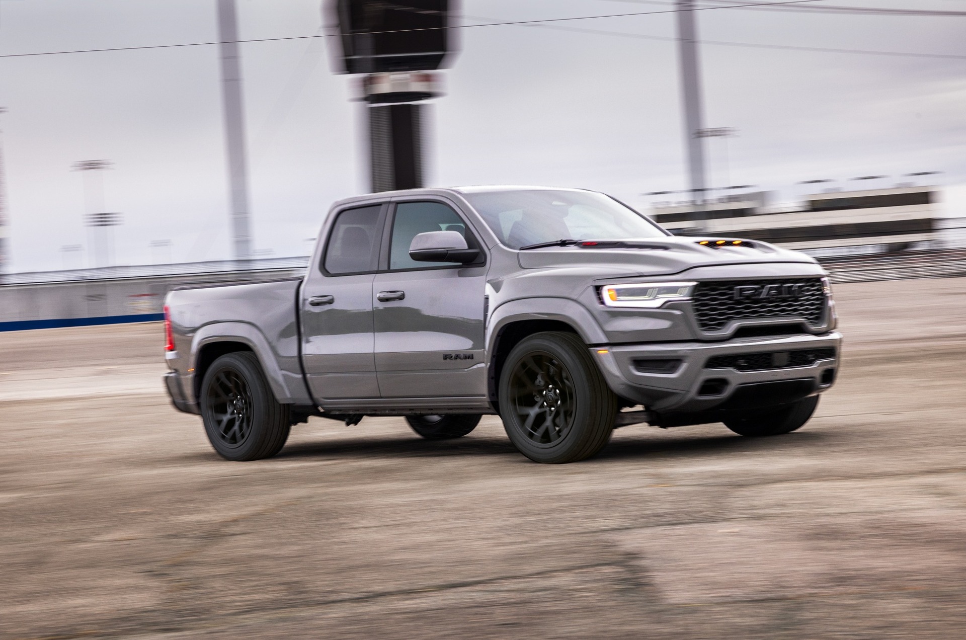 ram-1500-rumble-bee-jazda