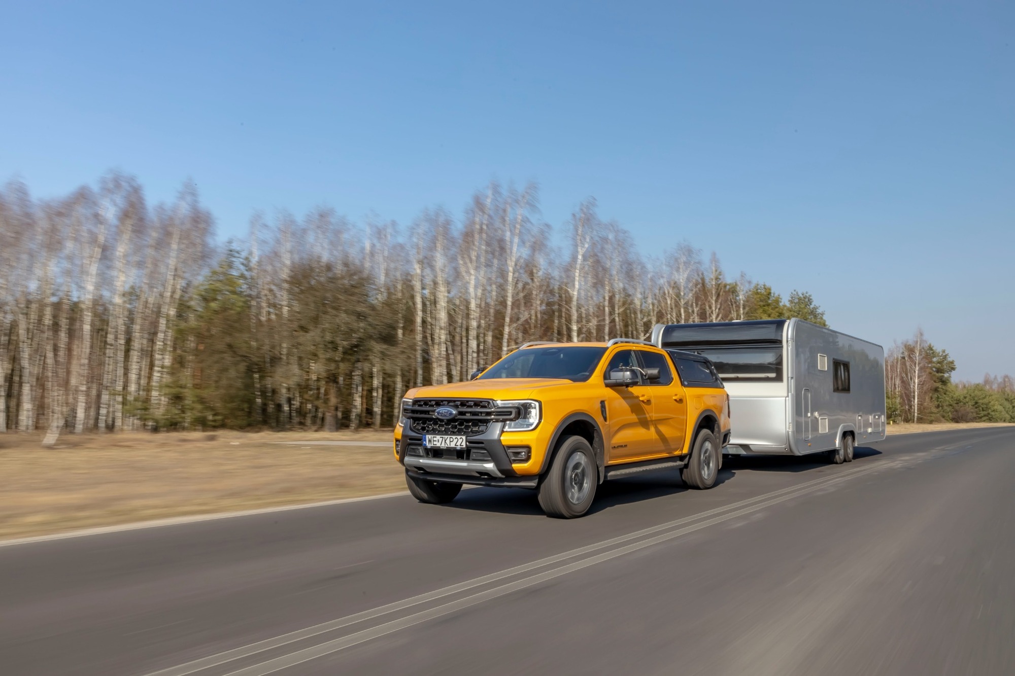 ford-ranger-duza-przyczepa-kempingowa