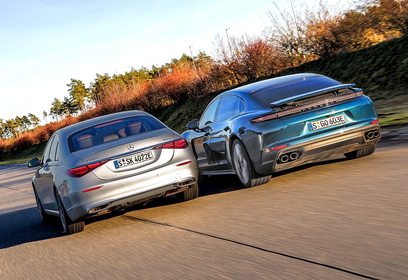 Mercedes klasy S kontra Porsche Panamera 2025 - tył