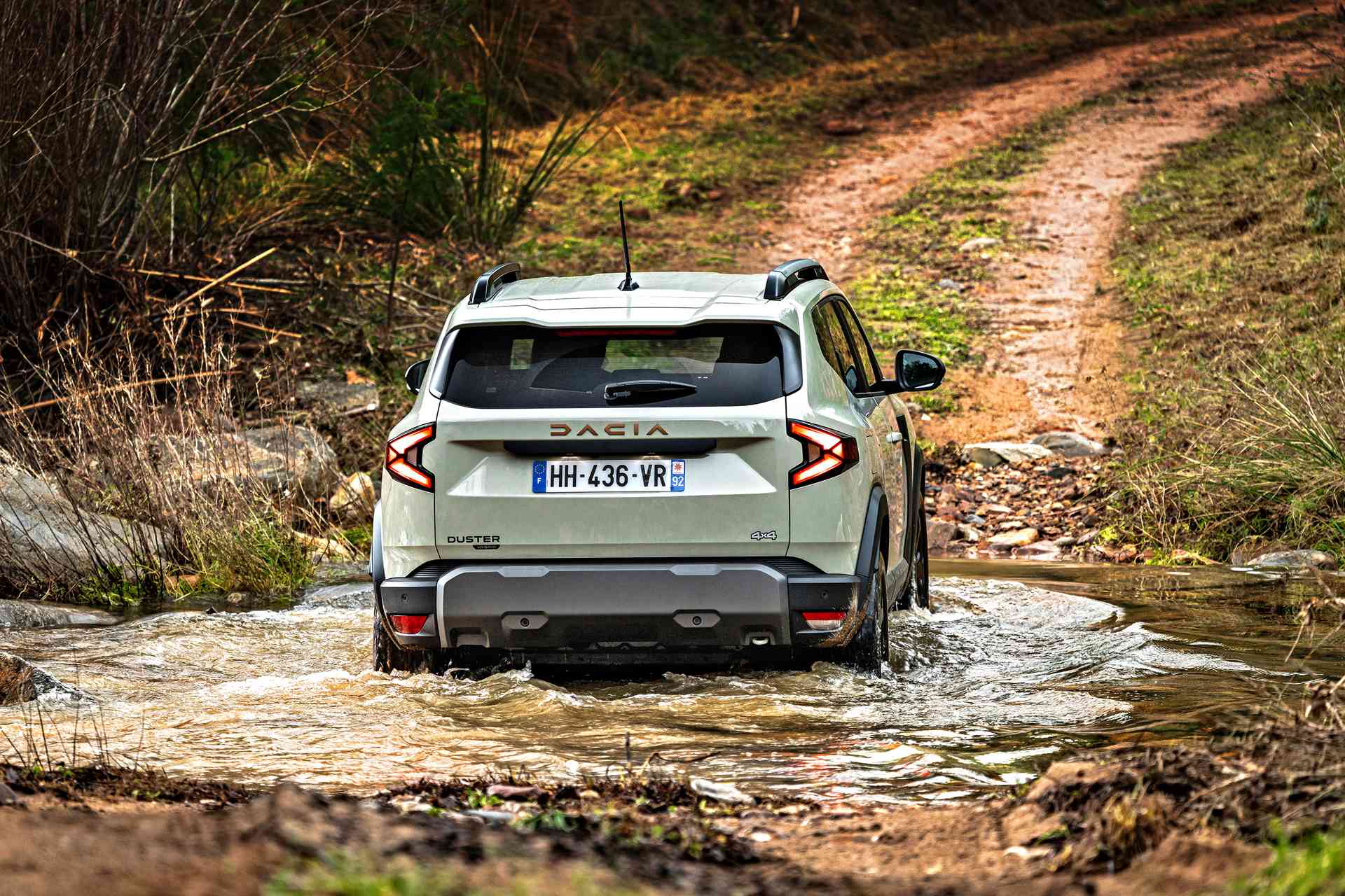 dacia-duster-4x4-jazda-tyl-offroad-brod