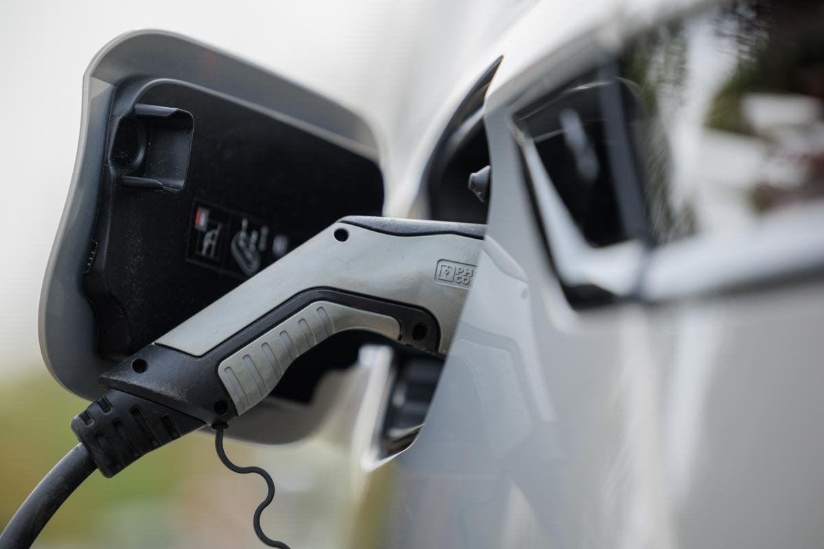 Unijni komisarze narzekają na służbowe auta elektryczne. Ich słabość obnaża trasa Bruksela – Strasburg