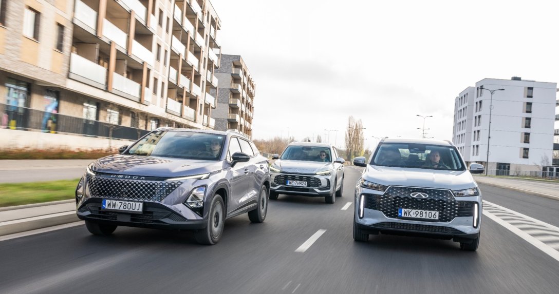 Chińskie samochody  Omoda, Chery, MG – przody na ulicy w mieście
