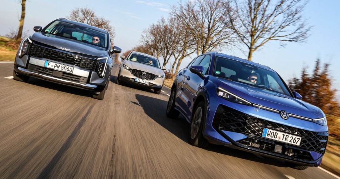 Kia Sportage, Mazda CX-30 i VW T-Roc – przody w ruchu