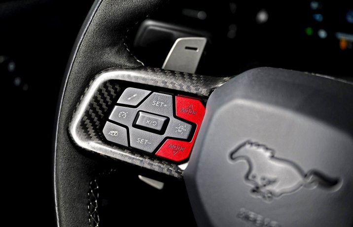 Ford Mustang GTD – wnętrze, przyciski na kierownicy