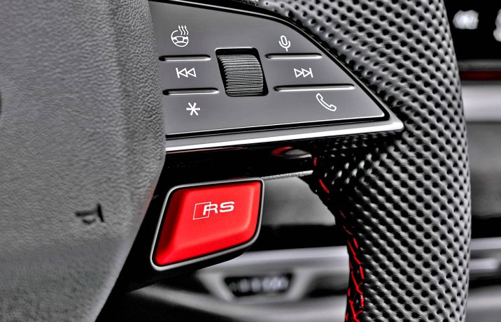 Audi RS 5 – wnętrze, przyciski na kierownicy