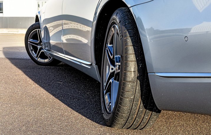 Mercedes S 580 e 4Matic – tylna oś skrętna