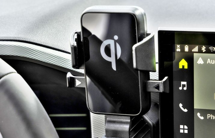 Dacia Duster – wnętrze, uchwyt na telefon z przodu