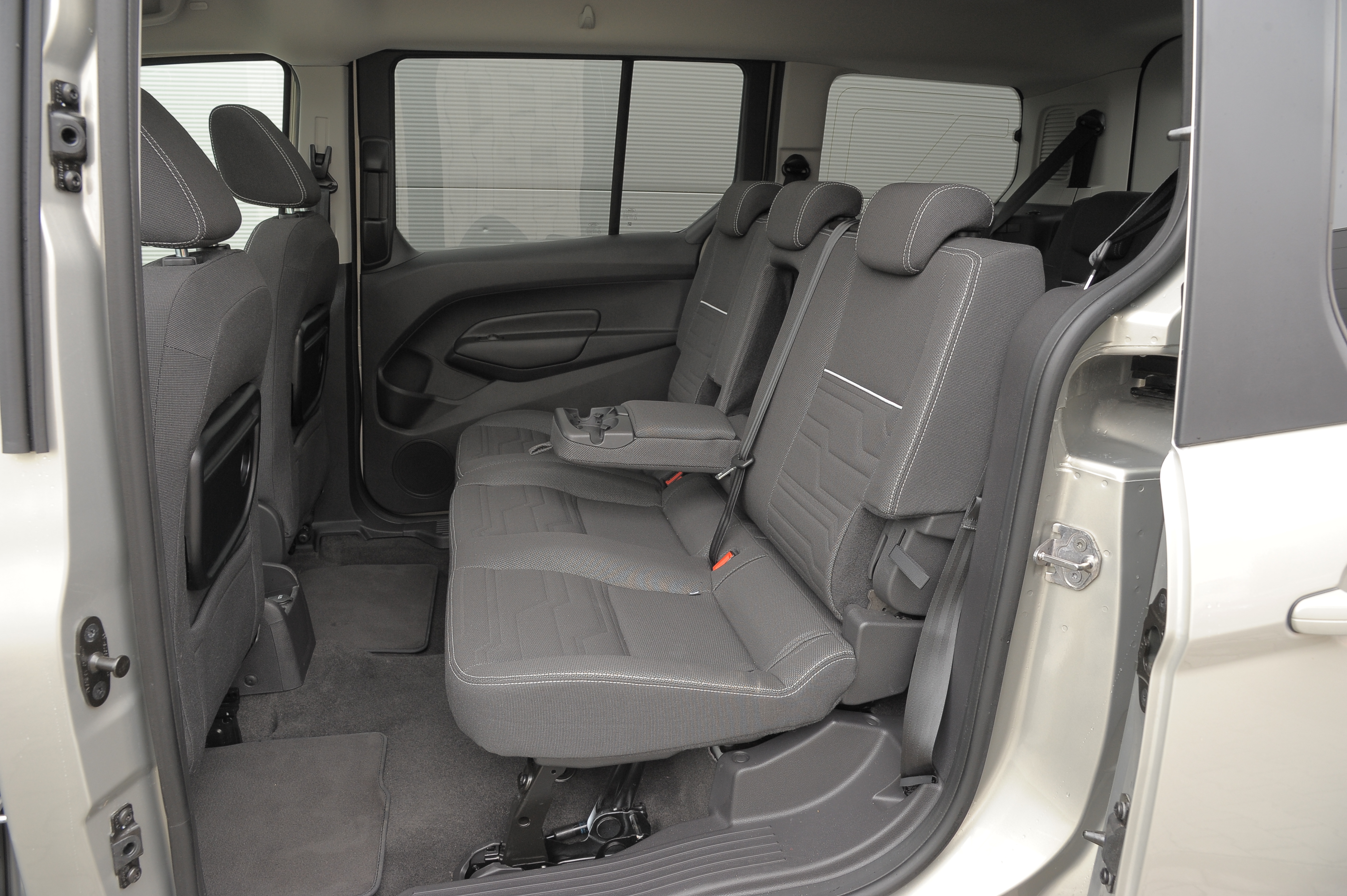 tylna-kanapa-ford-tourneo