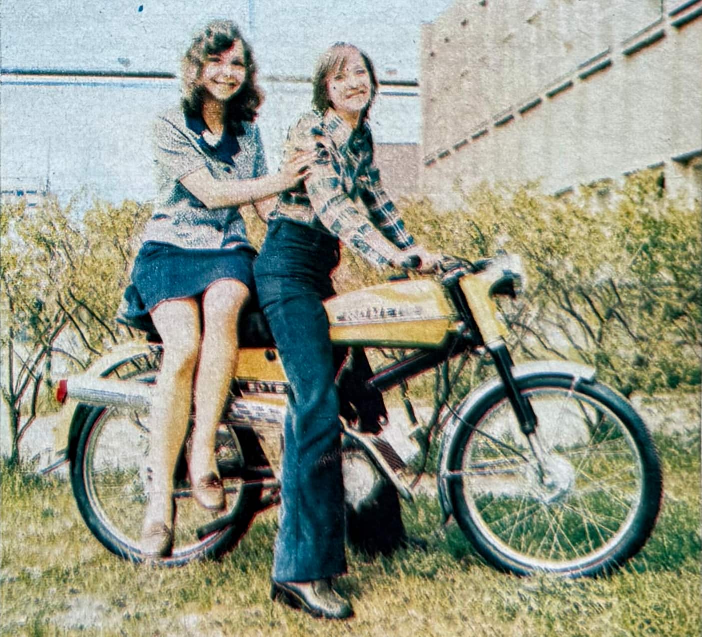dwie-dziewczyny-na-motorowerze