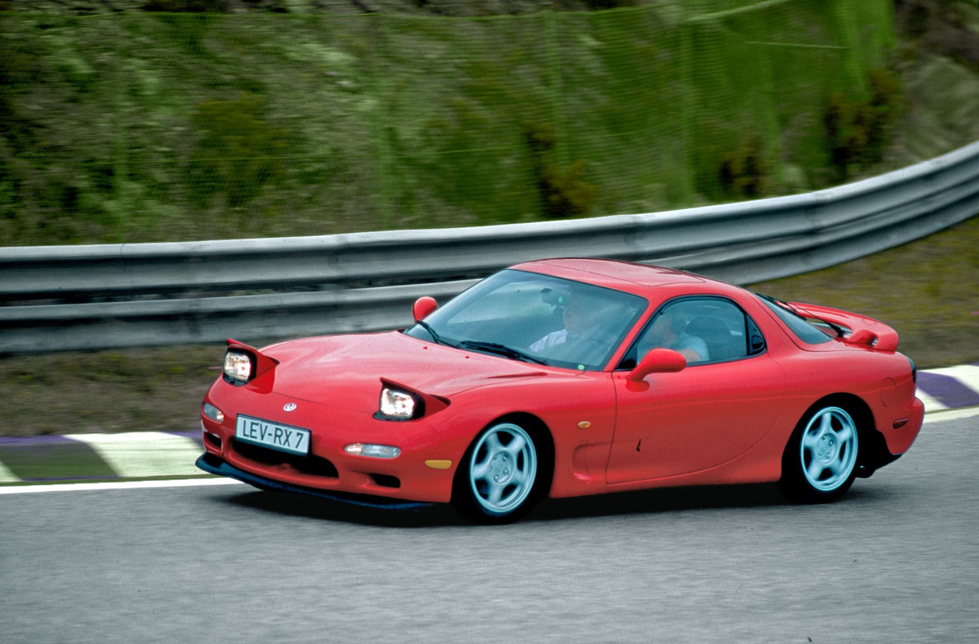 Mazda RX-7 w ujęciu na torze.