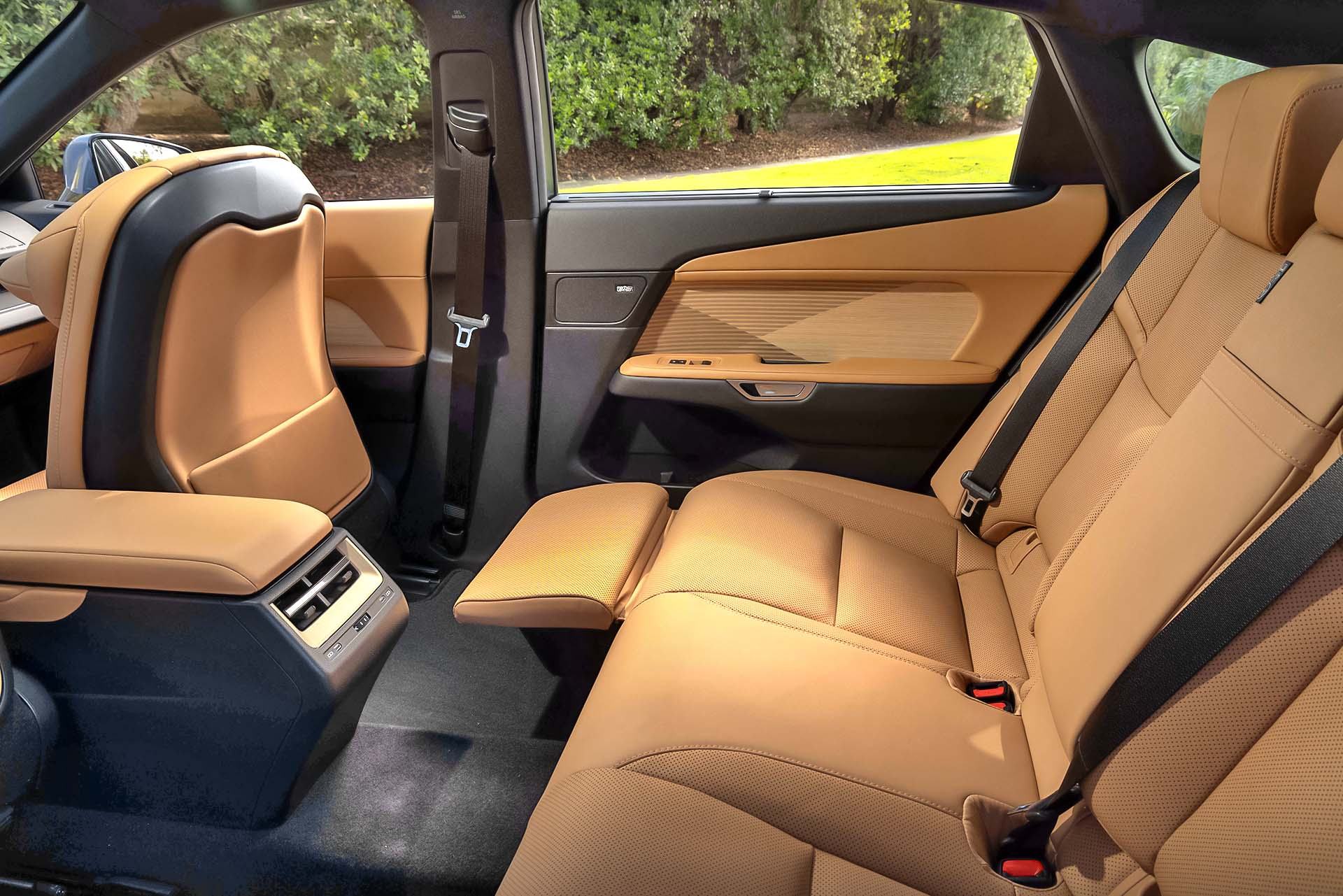 lexus-es-350e-2026-wnetrze-tylny-fotel-luxury