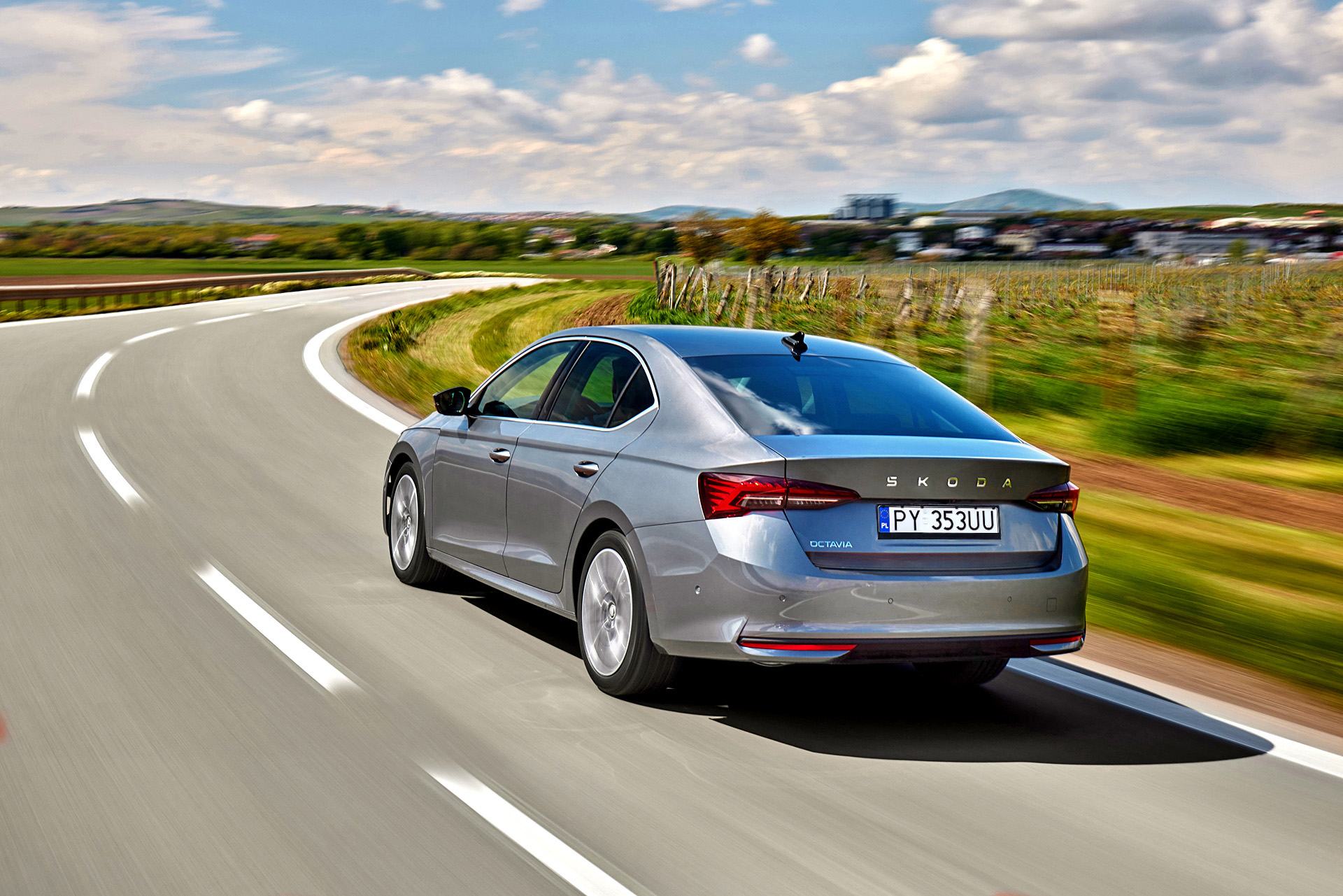 skoda-octavia-drive-jazda-tyl-bok