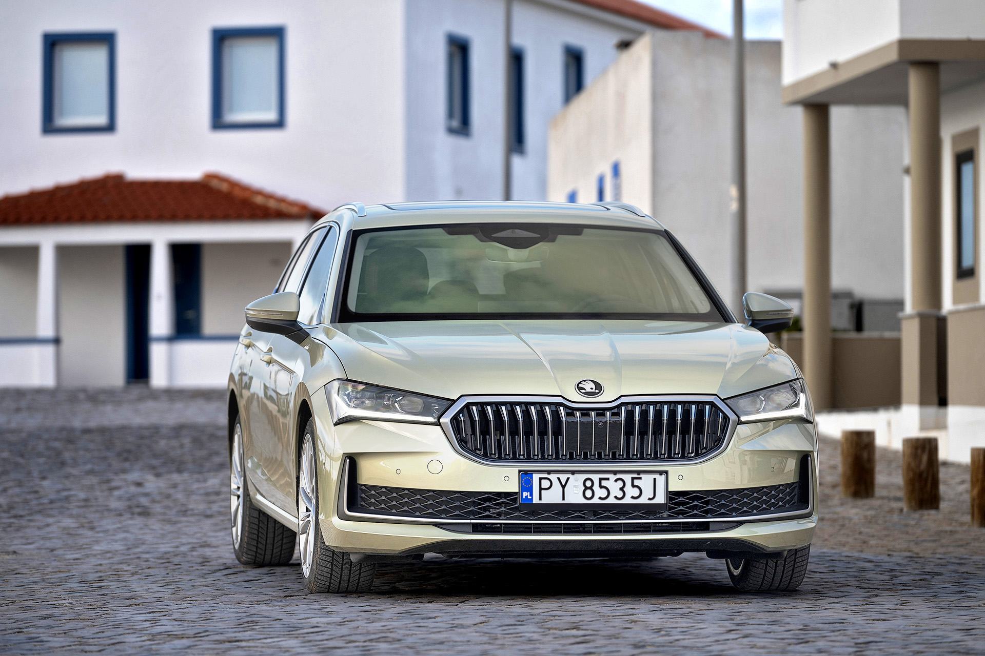 skoda-superb-combi-drive-przod-bok