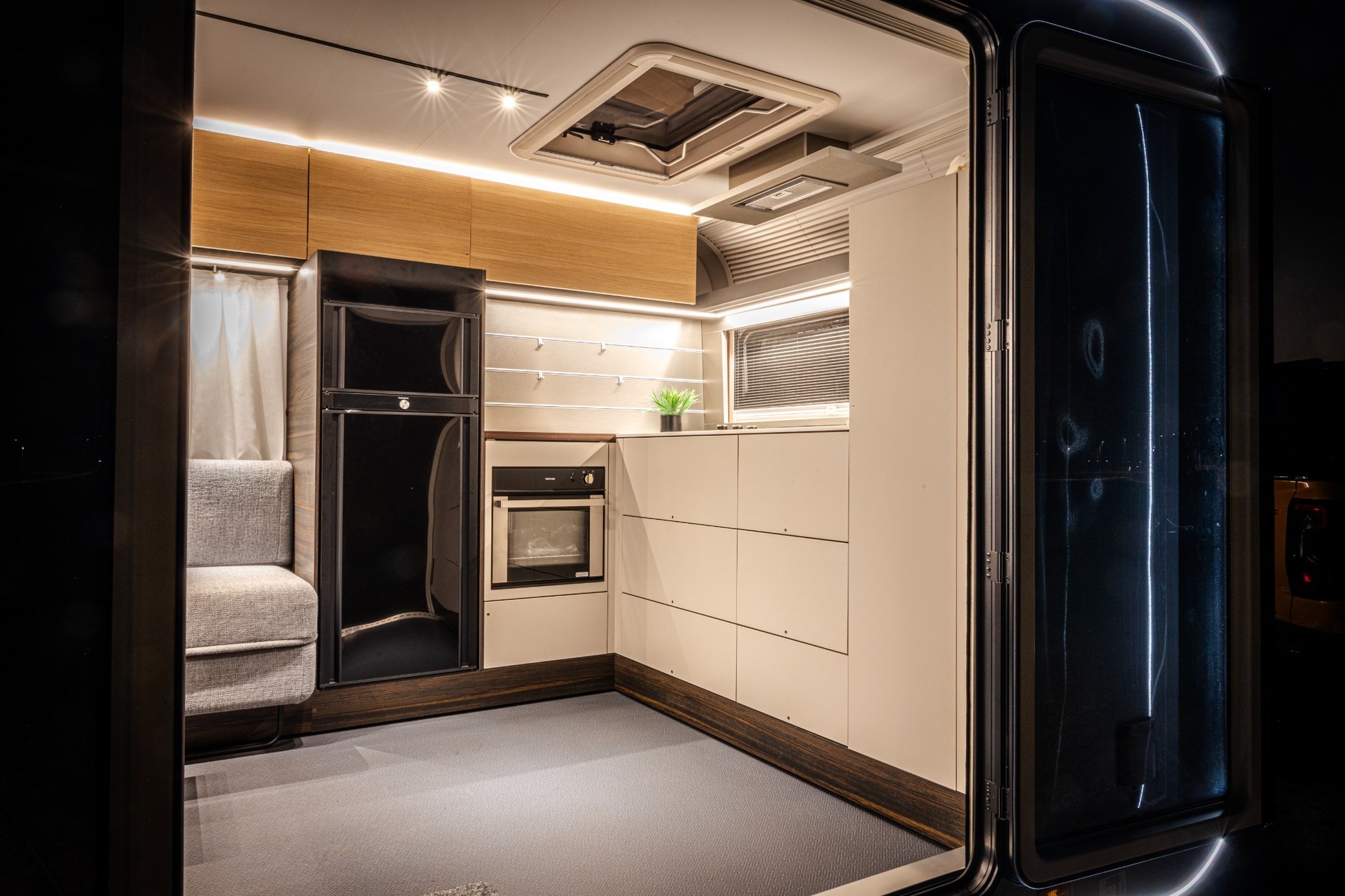 adria-astella-704-hp-wnetrze-kuchnia-i-salon