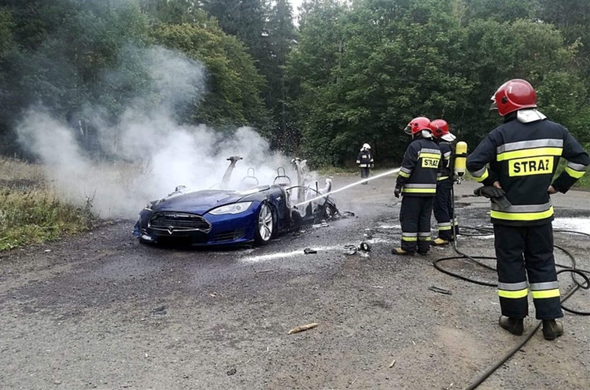 Jak często palą się elektryki? Nowy raport przynosi zaskakujące wnioski