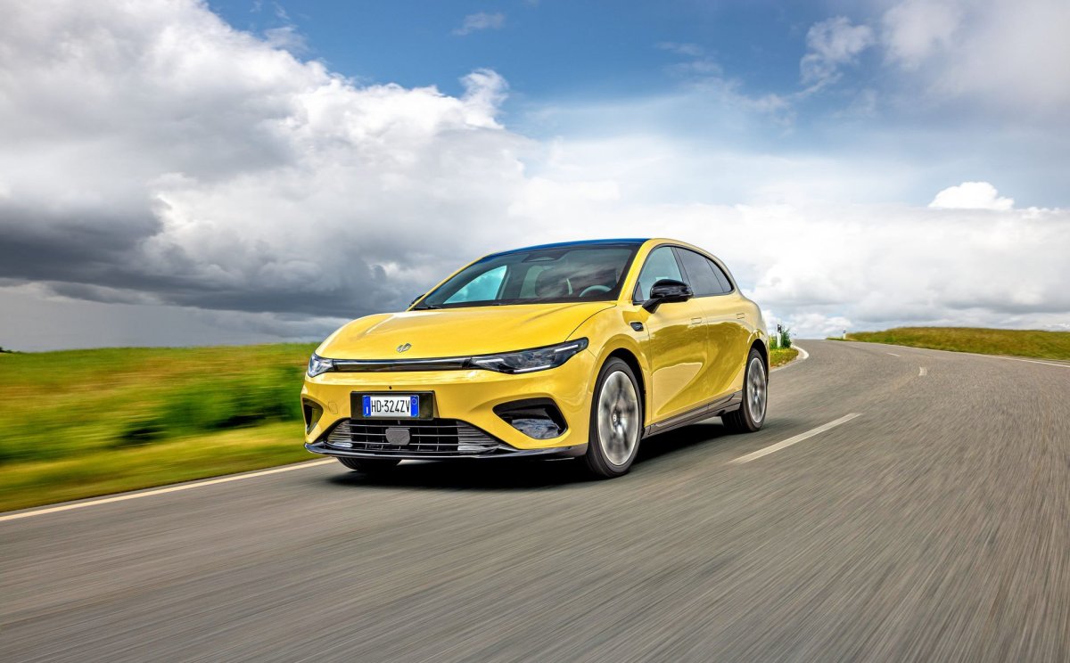 Leapmotor B05 chce być chińskim VW Golfem. Za trochę ponad 100 tys. zł oferuje zaskakująco wiele | Pierwsza jazda