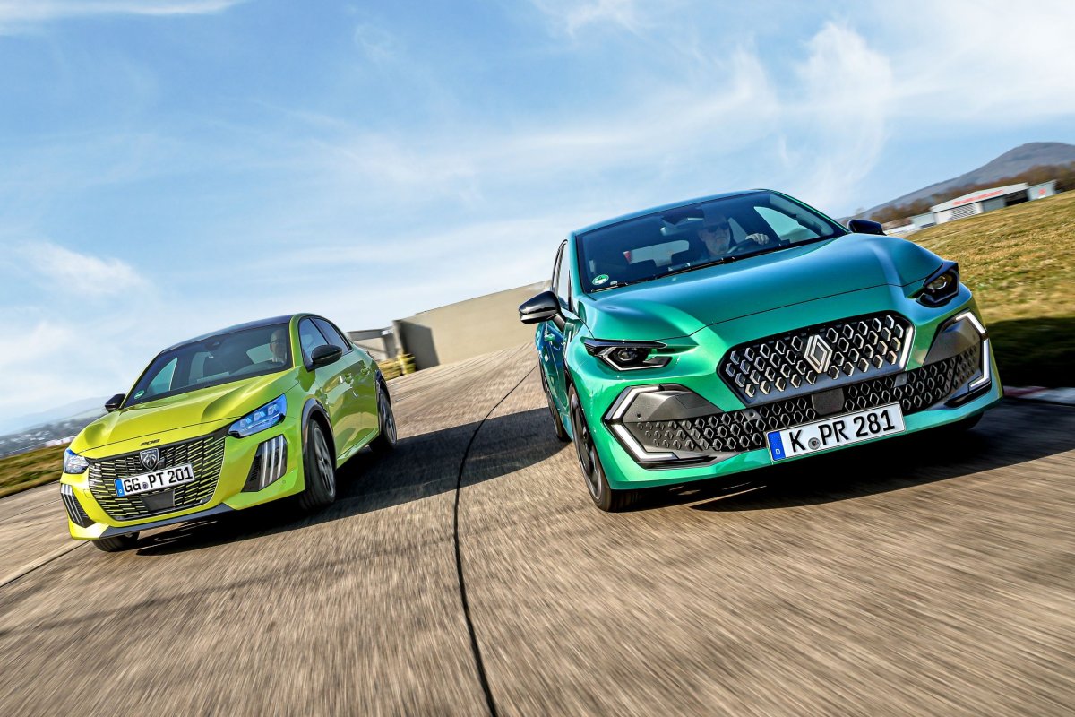 Peugeot 208 kontra Renault Clio. Dwa miejskie hatchbacki, dwa różne napędy | PORÓWNANIE