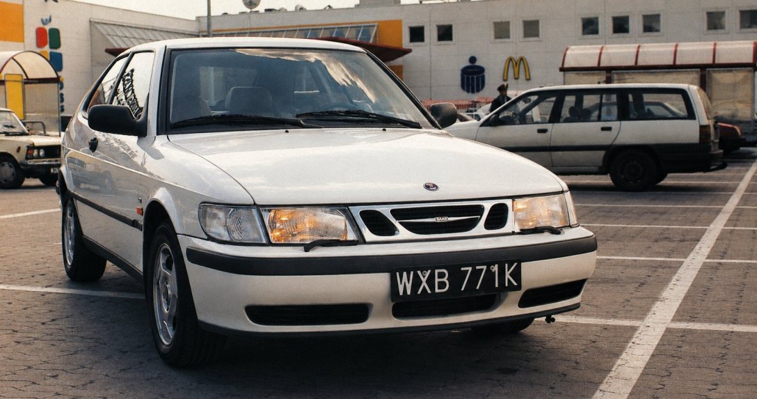 Saab 9-3 SE 2.0T z 1998 r. na parkingu, ujęcie przodu i boku