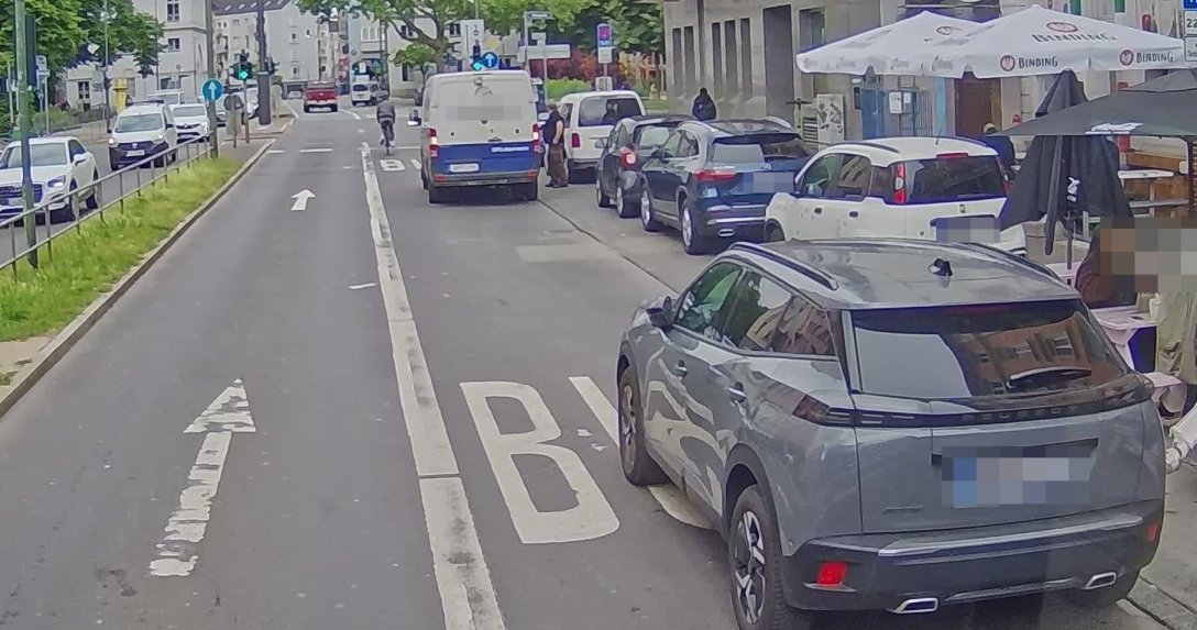 Autobusy z kamerami kontra kierowcy blokujący buspasy i przystanki. Frankfurt rozszerza pilotaż