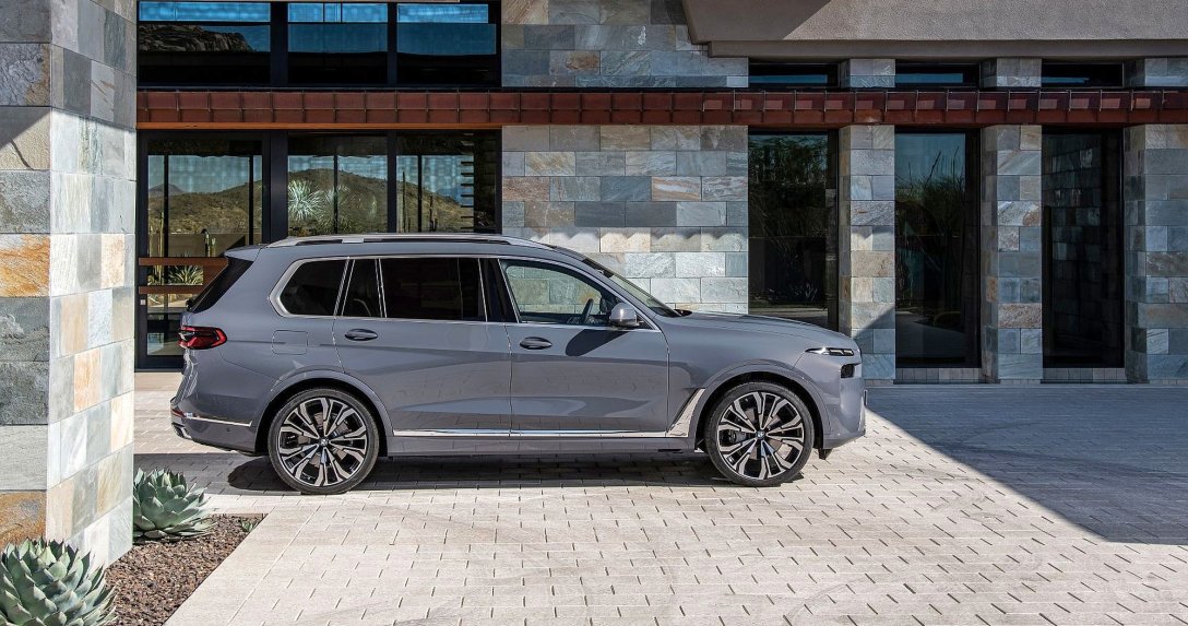 BMW X7 – bok