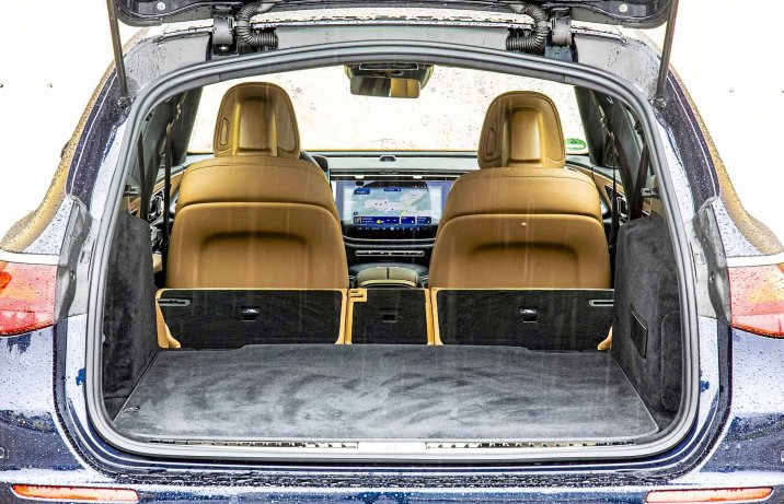 Mercedes E 450 4MATIC Kombi – wnętrze, bagażnik