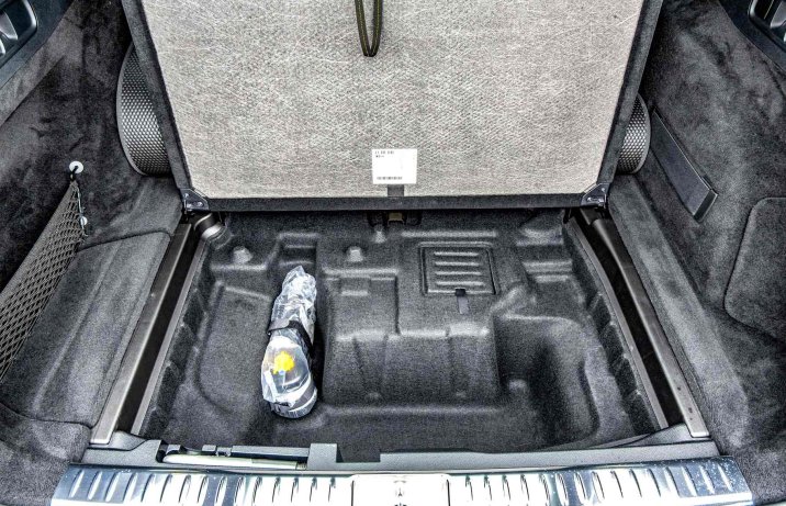 Mercedes E 450 4MATIC Kombi – wnętrze, bagażnik, schowek