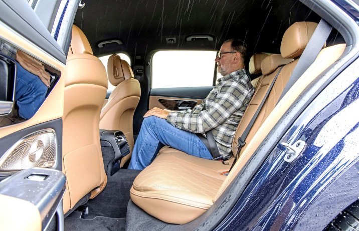 Mercedes E 450 4MATIC Kombi – wnętrze, kanapa