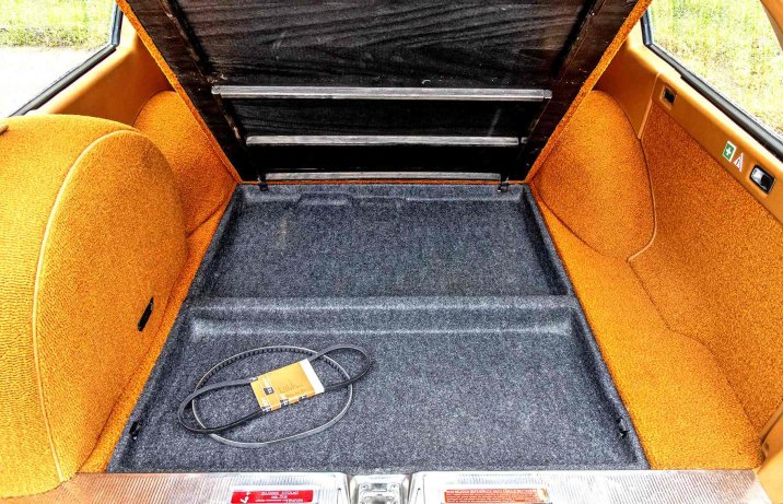 Mercedes 280 TE (S123) – wnętrze, schowek pod podłogą